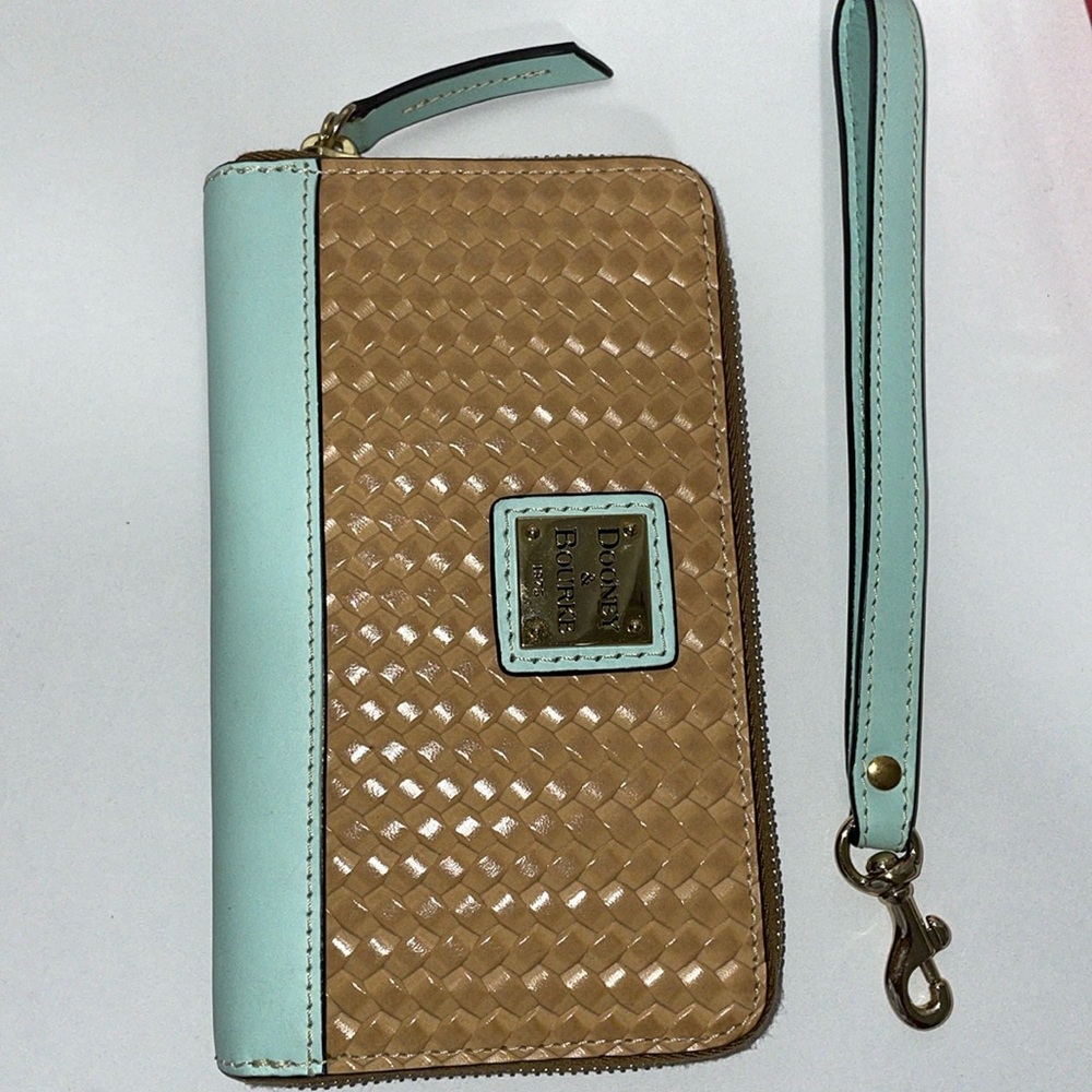⭐️Dooney & Bourke Wallet⭐️